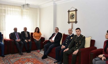 SALİHLİ KAYMAKAMI VE BERABERİNDEKİLER ŞEHİT UZMAN ÇAVUŞ TURAN KURT’UN EŞİ ŞERİFE KURT'U ZİYARET ETTİ