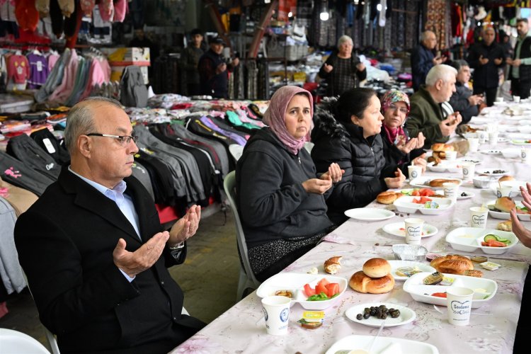 Cumhur İttifakı Salihli Belediye Başkan Adayı Zeki Kayda, Pazar Pazaryerinde esnaflarımızın düzenlediği kahvaltı etkinliğine katıldı.