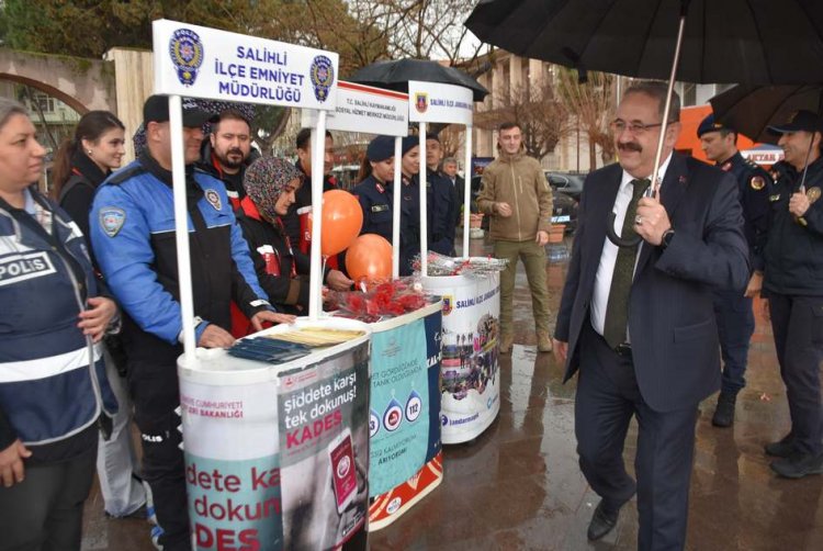 Salihli Kaymakamı Mehmet Kâmil SAĞLAM 8 Mart Dünya Kadınlar Günü Standını Ziyaret Etti